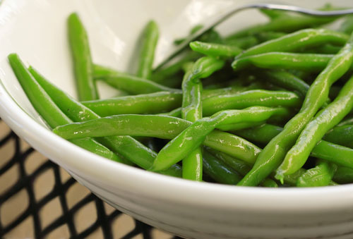 sauteed green beans in a while bowl