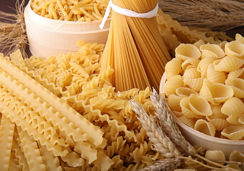 five different varieties of uncooked pasta