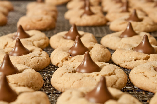 peanut butter blossom cookies cooling on a wire rack